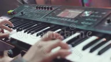 米迪键盘合成器钢琴键。 库存。 女人在扮演合成器。 一种乐器背景，音乐概念